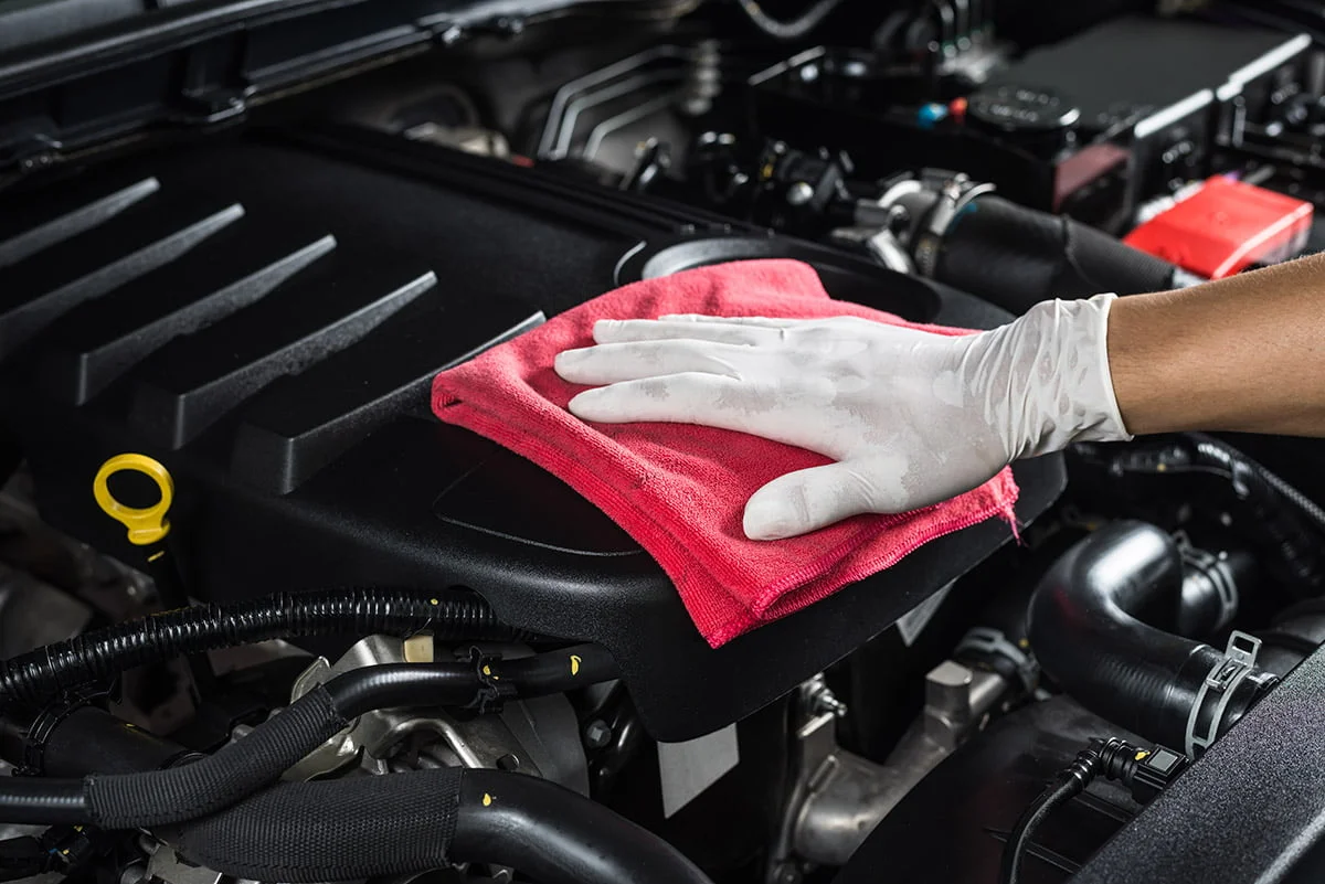 Čišćenje motornog prostora automobila