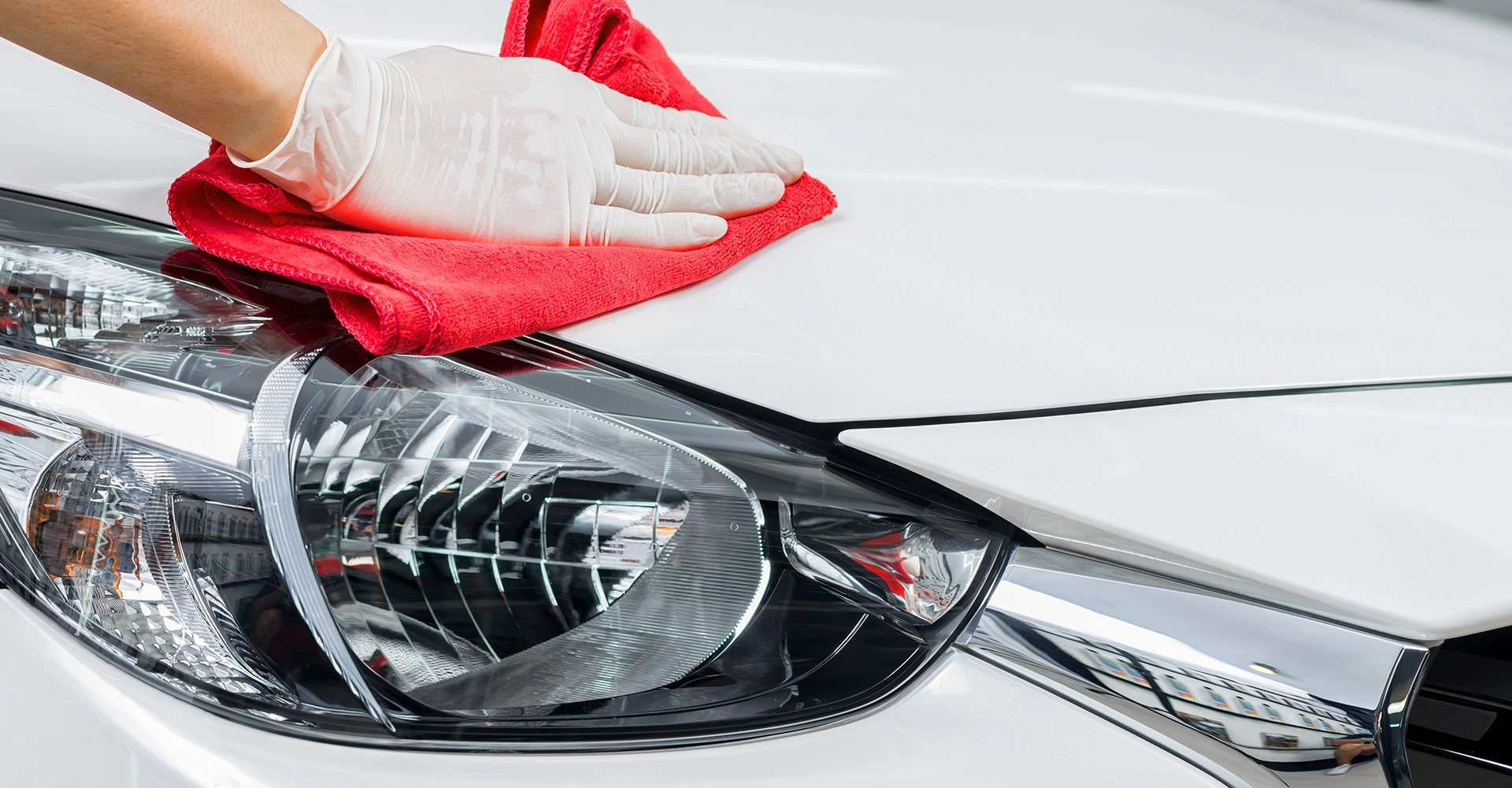 Ručno poliranje haube belog automobila